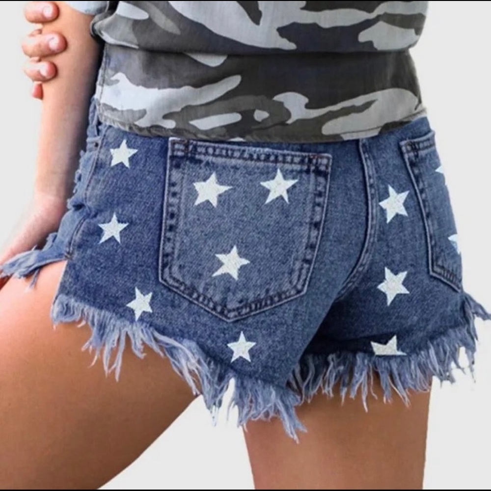New! Raw Hem Star Printed Distressed Denim Jeans Shorts - Picture 3 of 5